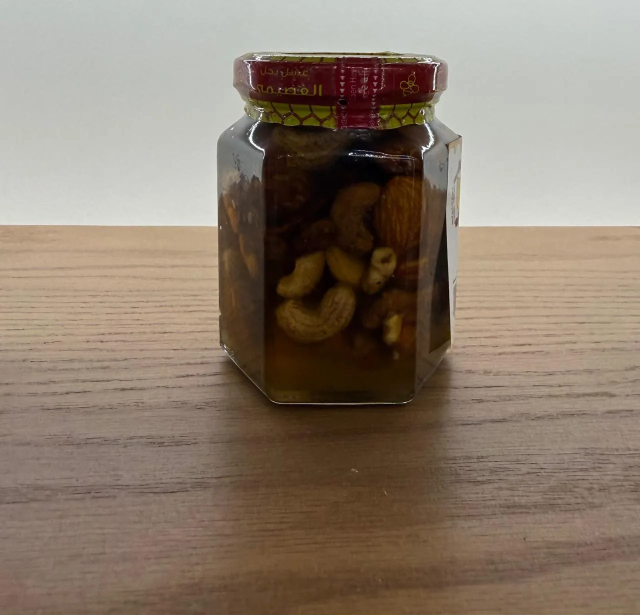 عسل بالمكسرات العصيمي